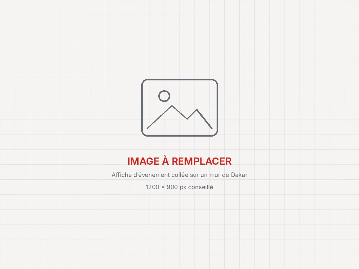 Image à remplacer : affiche d’événement collée sur un mur de Dakar